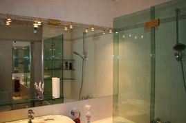 Spiegel und Duschabtrennung