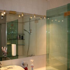 Spiegel und Duschabtrennung