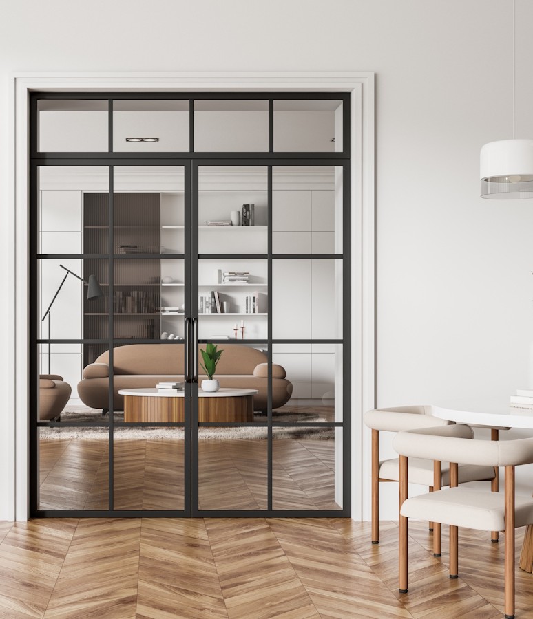 Offenes Wohnkonzept zwischen Wohnzimmer und Küche mit Raumtrennung durch Glastür in Berlin. 